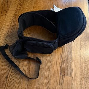 NWT Tushbaby black baby toddler hip seat carrier